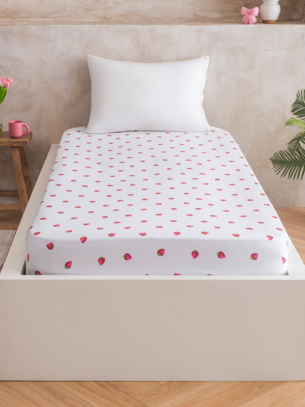 Sarı Çilek Desenli Tek Kişilik Lastikli Çarşaf