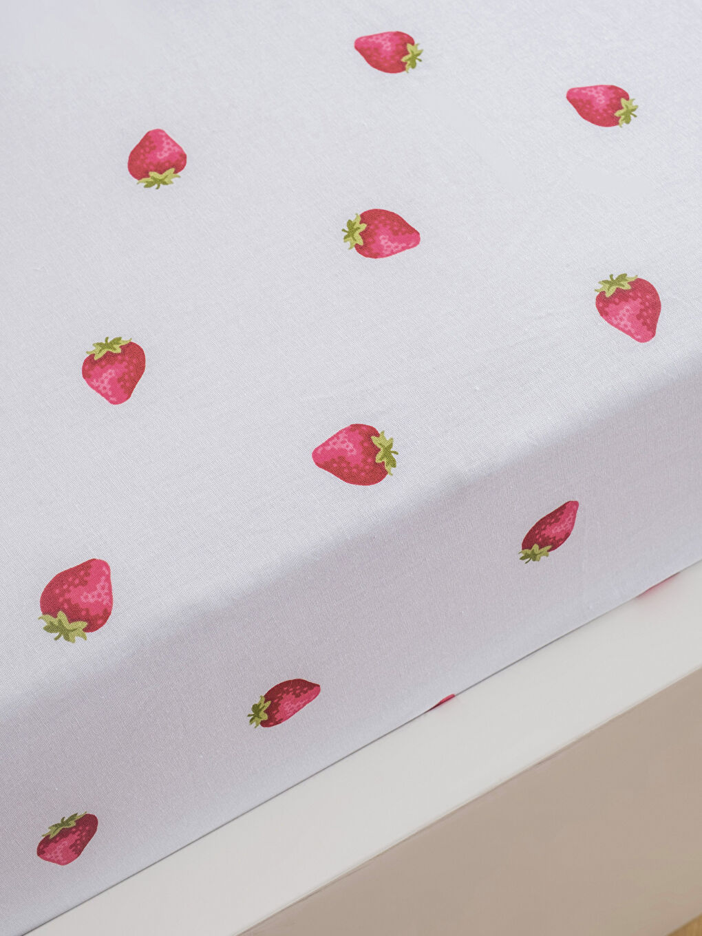 Sarı Çilek Desenli Tek Kişilik Lastikli Çarşaf-1