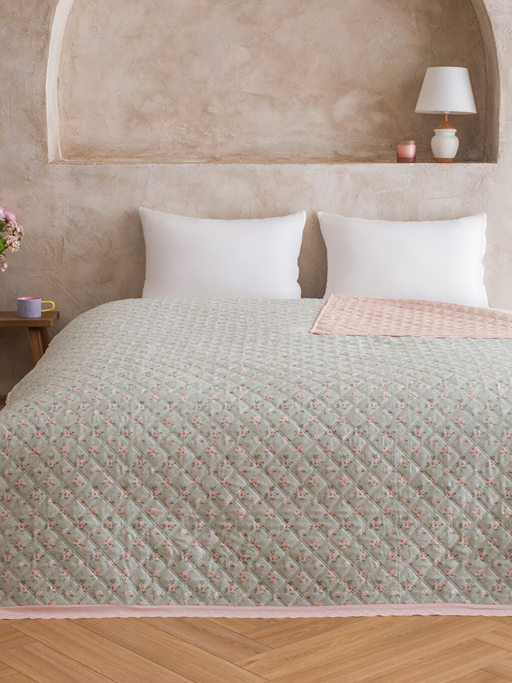 Karışık Çiçek Desenli Çift Kişilik Yatak Örtüsü