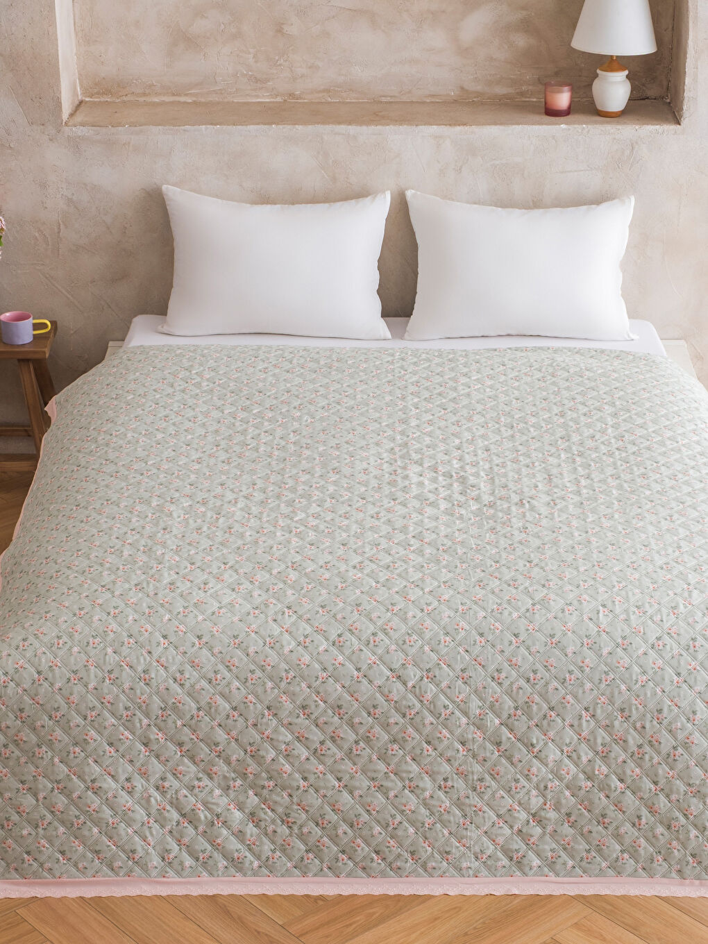 Karışık Çiçek Desenli Çift Kişilik Yatak Örtüsü-1