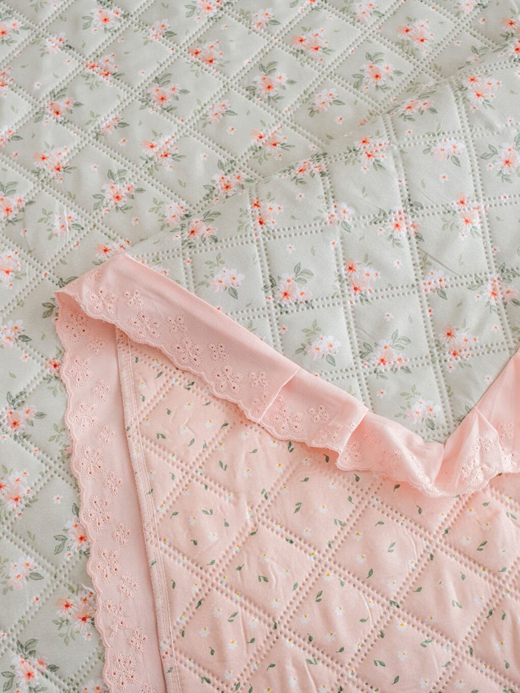 Karışık Çiçek Desenli Çift Kişilik Yatak Örtüsü-3