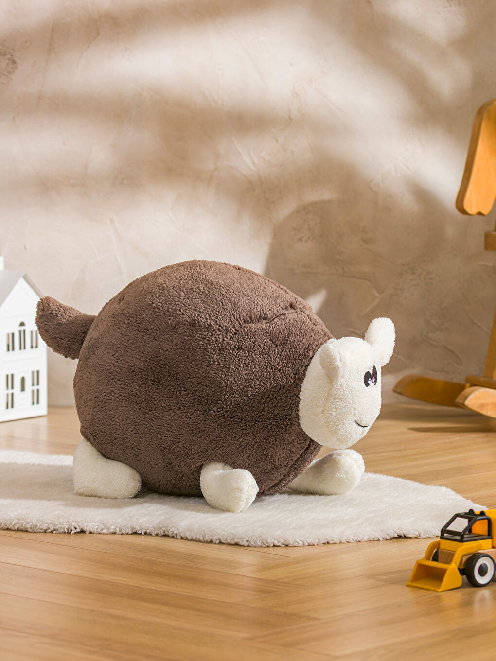 Bej Kuzu Figürlü Pelüş Kırlent 55 cm