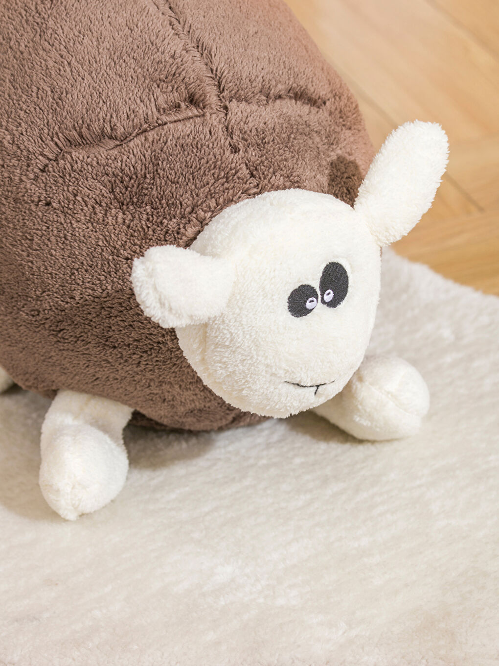 Bej Kuzu Figürlü Pelüş Kırlent 55 cm-1