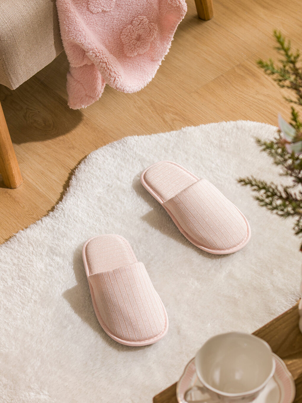 شبشب منزلي وردي امرأة