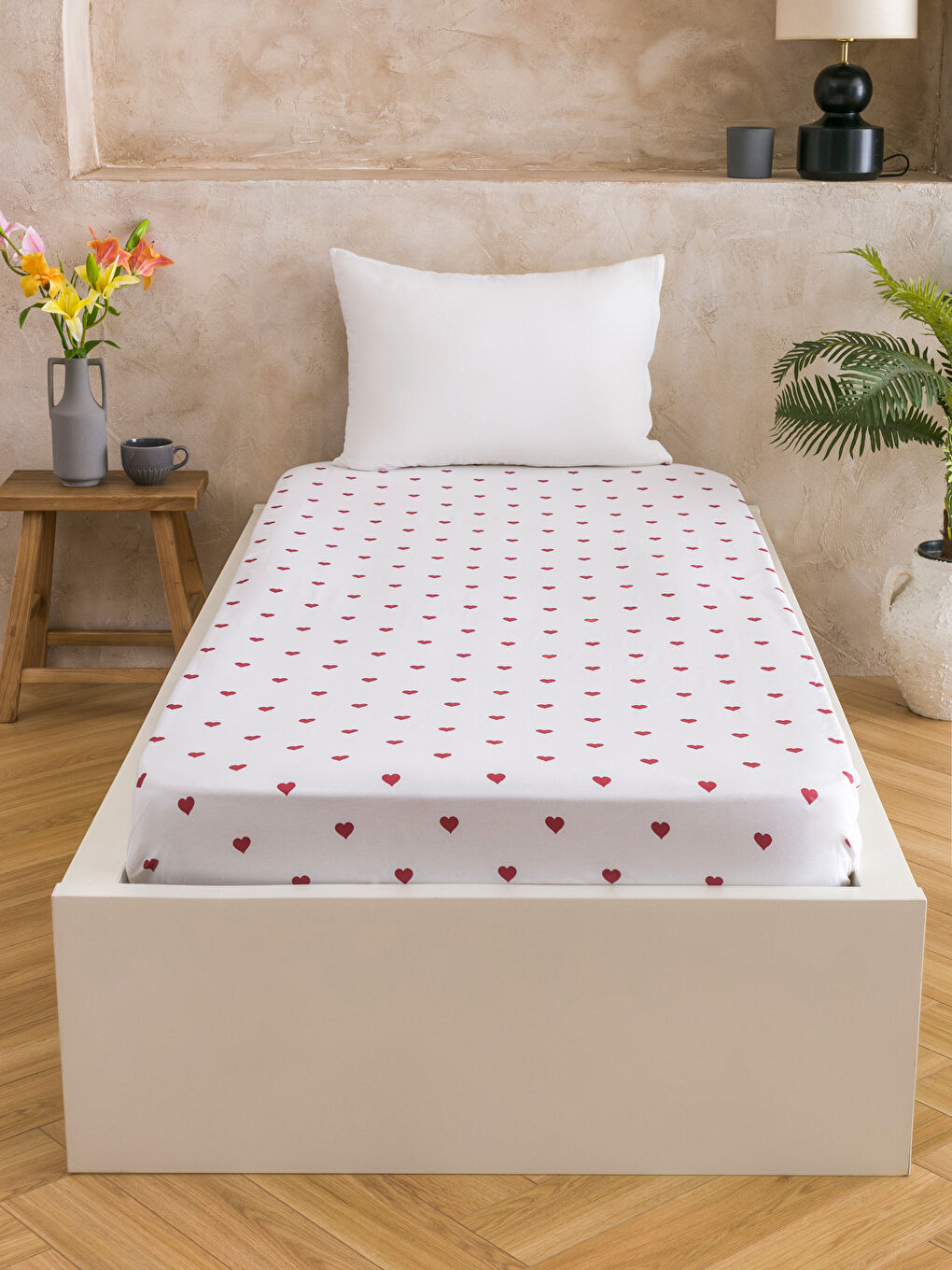 Kırmızı Kalp Baskılı Tek Kişilik Lastikli Çarşaf
