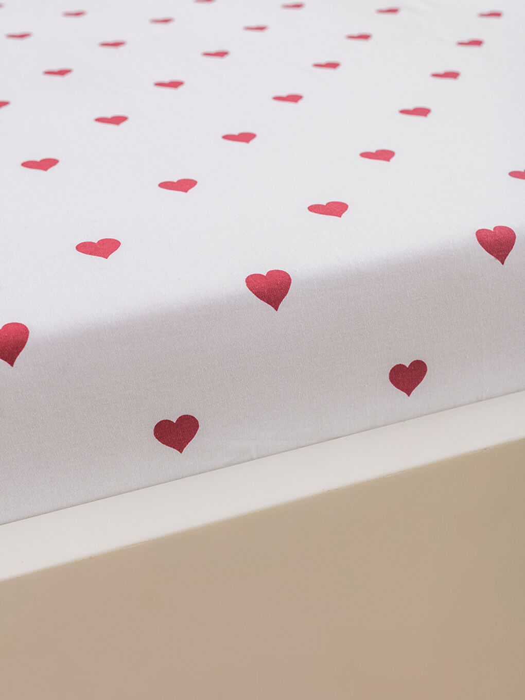 Kırmızı Kalp Baskılı Tek Kişilik Lastikli Çarşaf-1