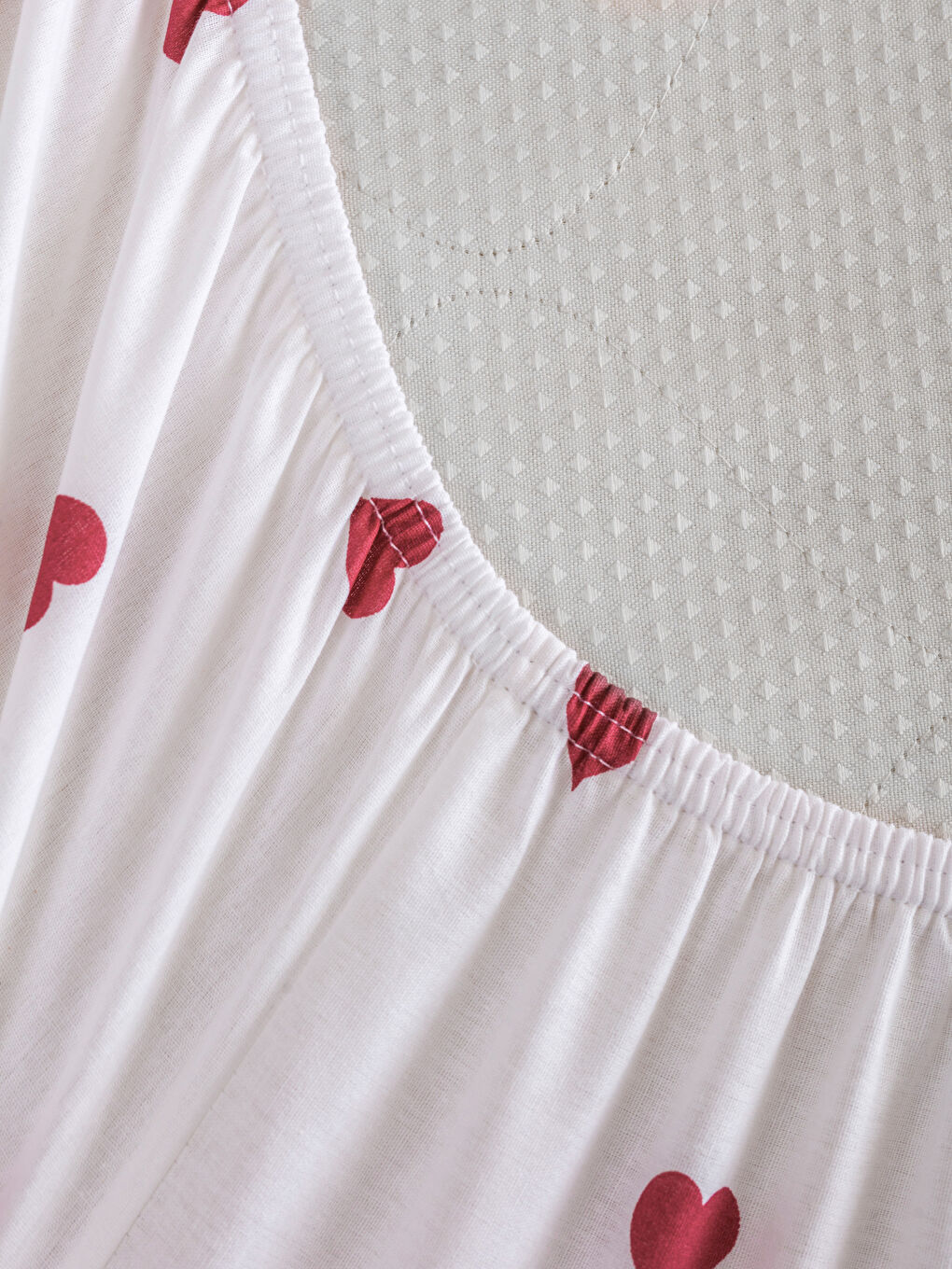 Kırmızı Kalp Baskılı Tek Kişilik Lastikli Çarşaf-3