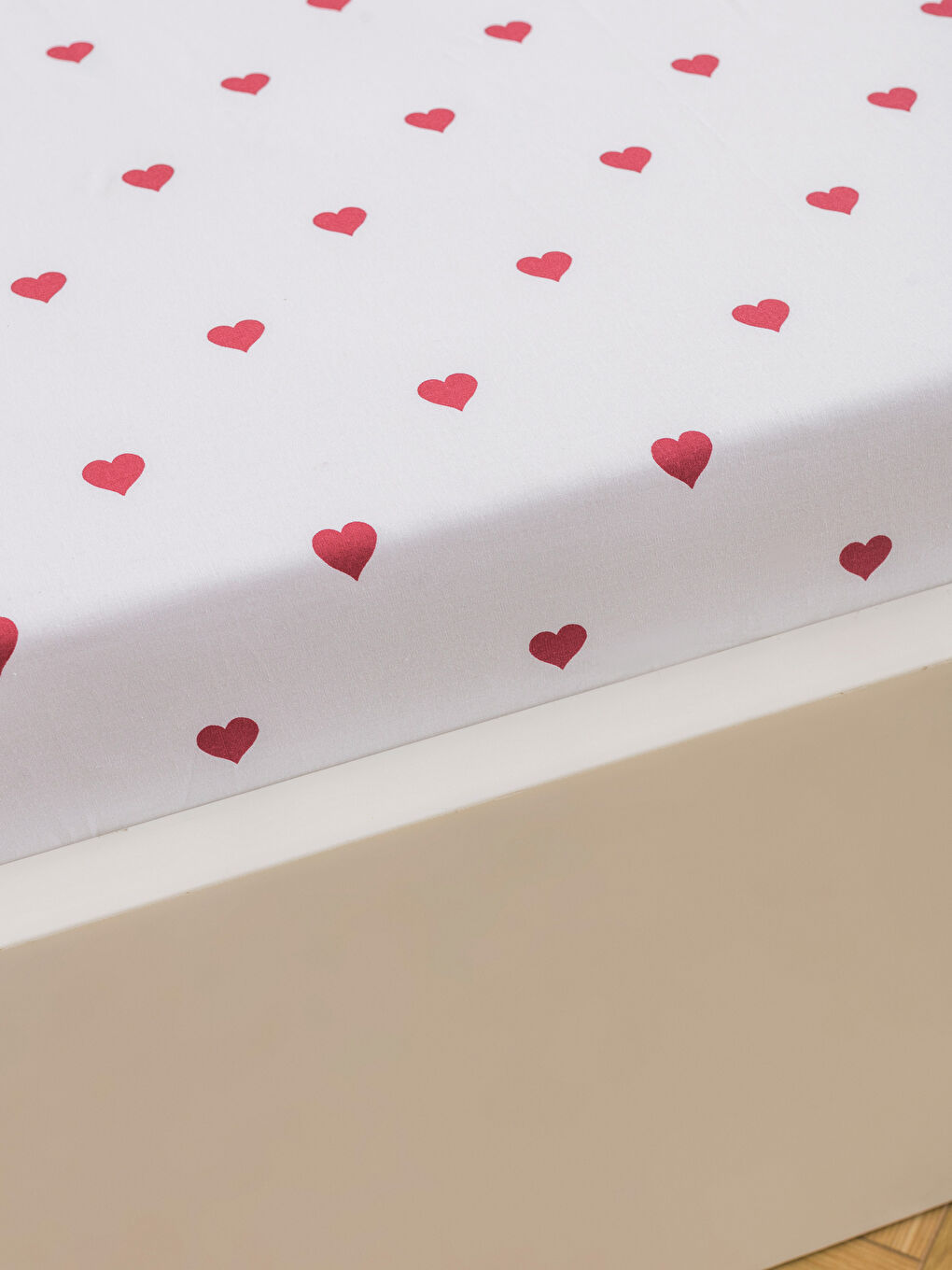 Kırmızı Kalp Baskılı Çift Kişilik Lastikli Çarşaf-1