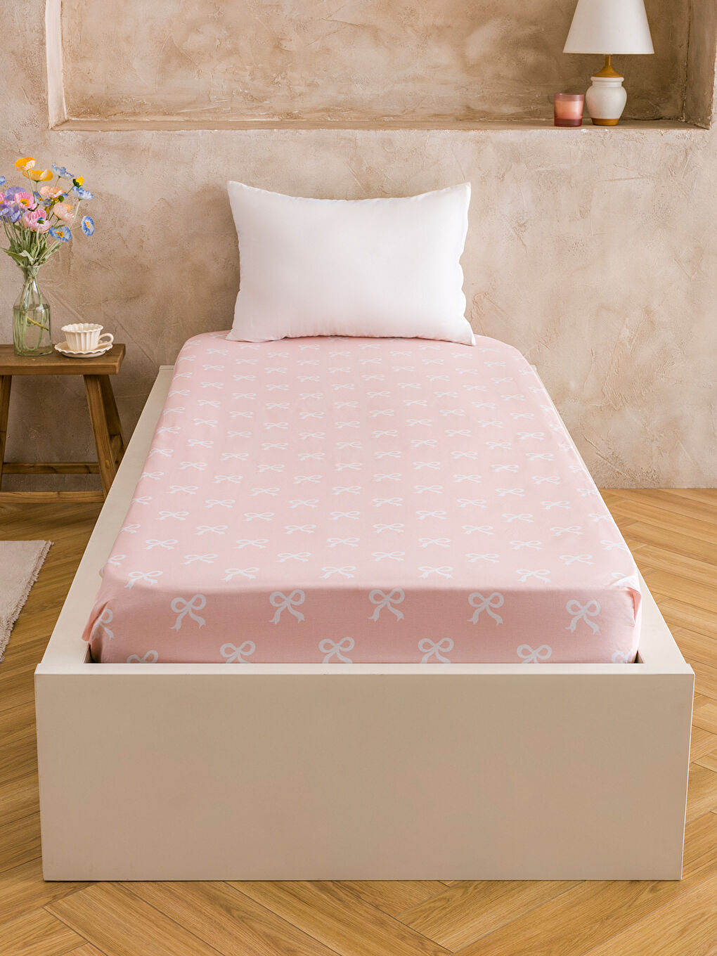 Pembe Fiyonk Baskılı Tek Kişilik Lastikli Çarşaf