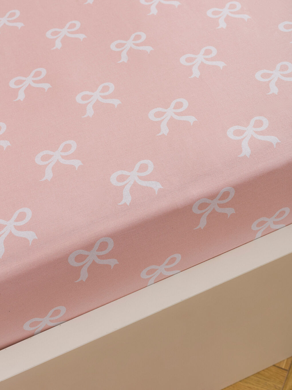 Pembe Fiyonk Baskılı Tek Kişilik Lastikli Çarşaf-1