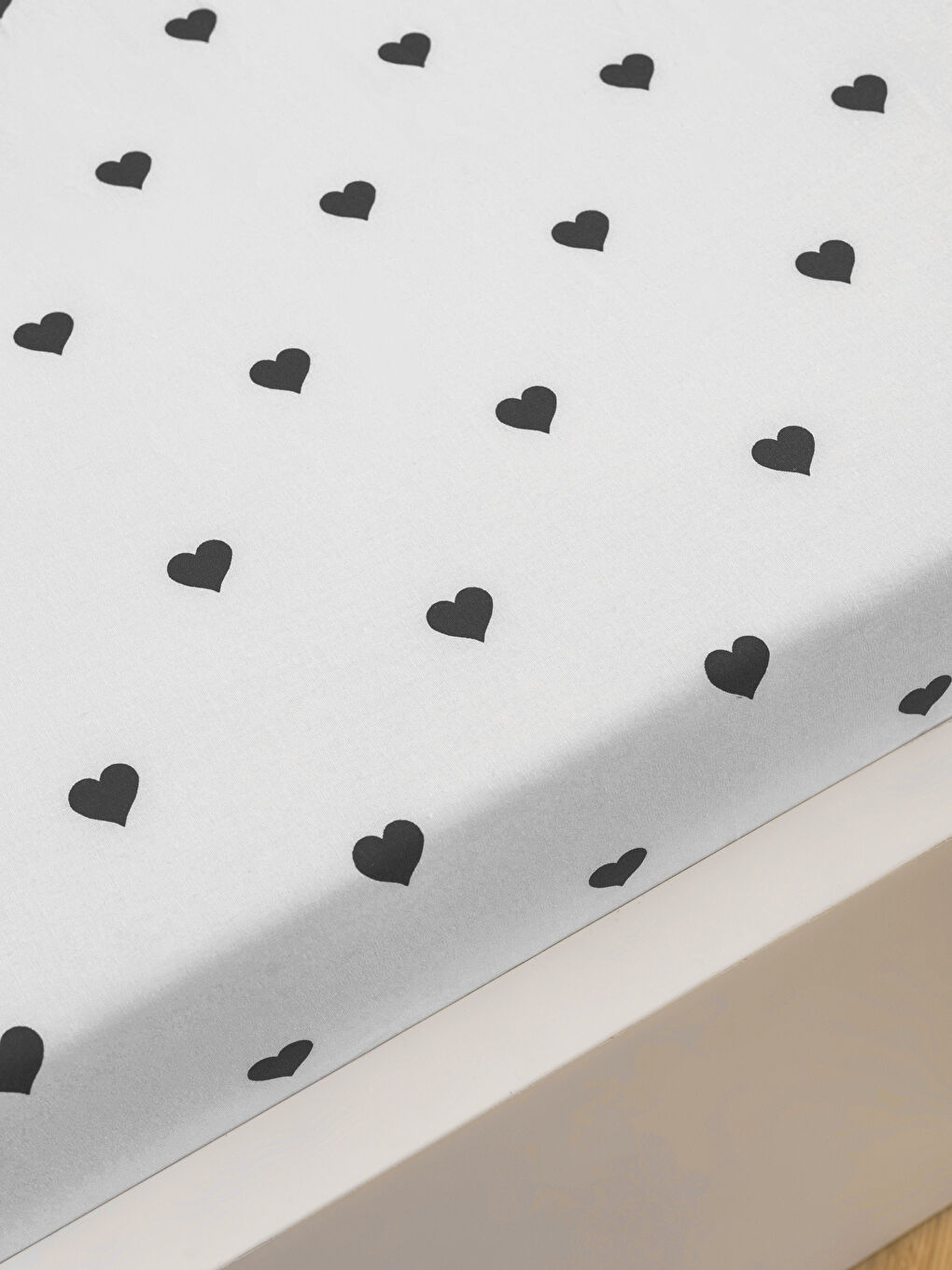 Siyah Kalp Baskılı Tek Kişilik Lastikli Çarşaf-1