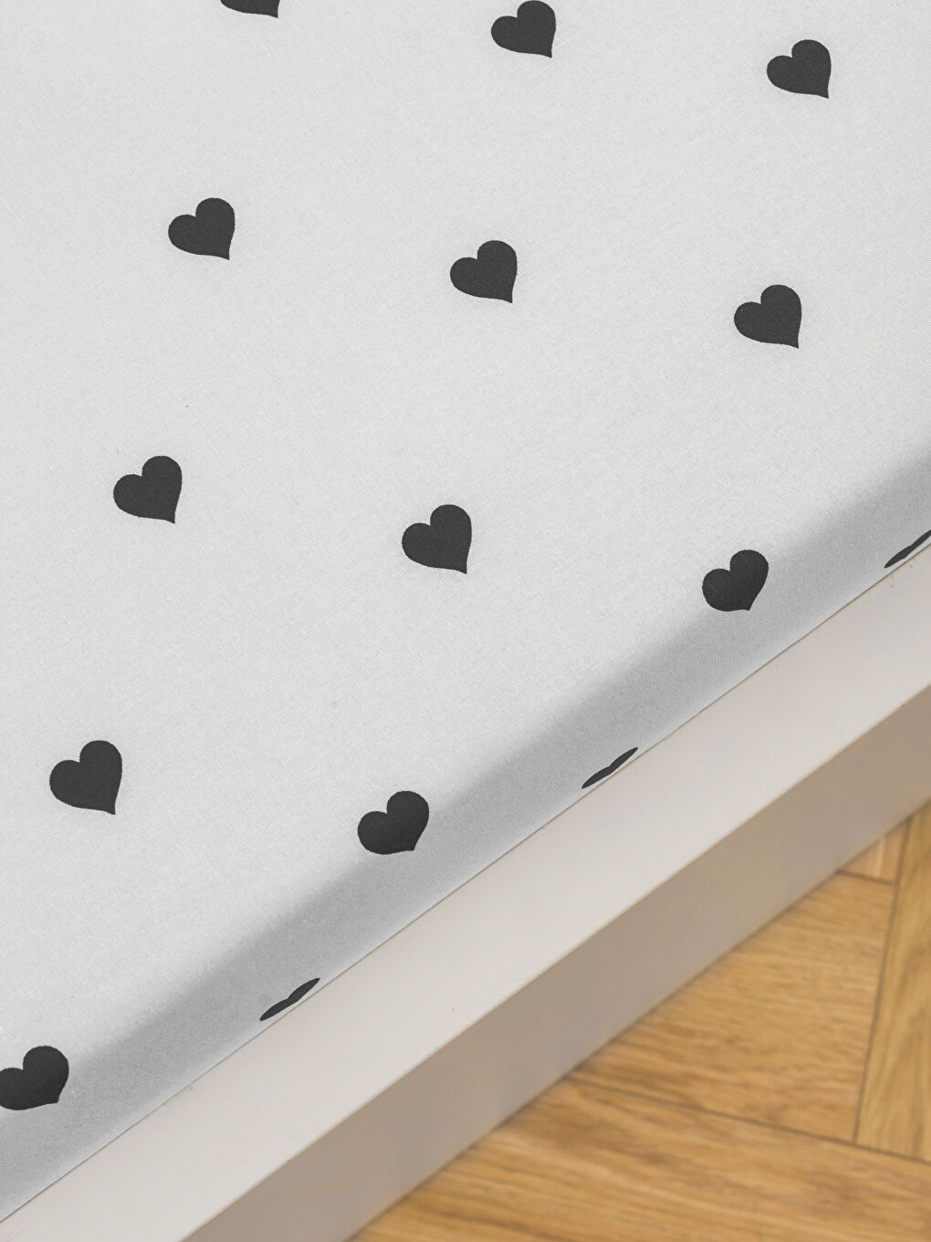 Siyah Kalp Baskılı Çift Kişilik Lastikli Çarşaf-1