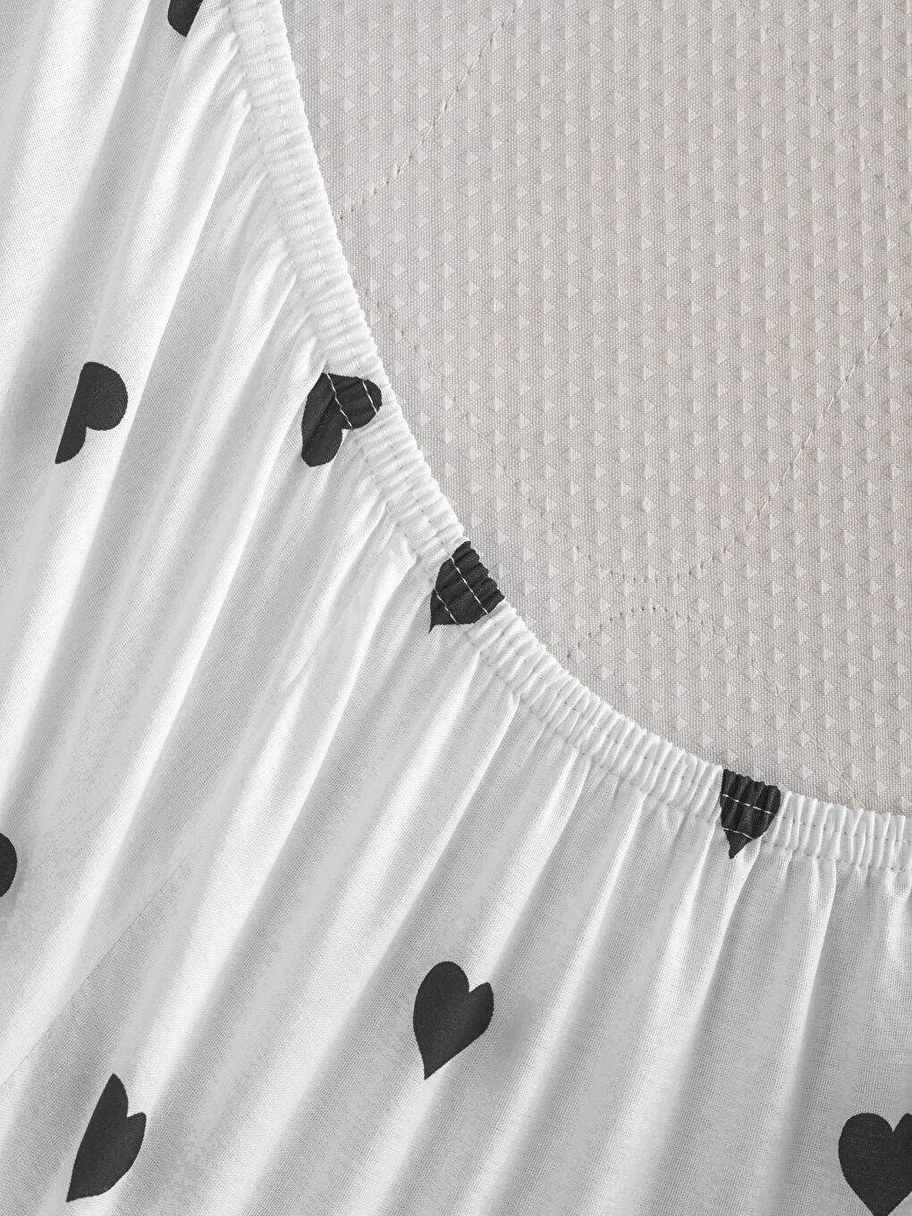 Siyah Kalp Baskılı Çift Kişilik Lastikli Çarşaf-3