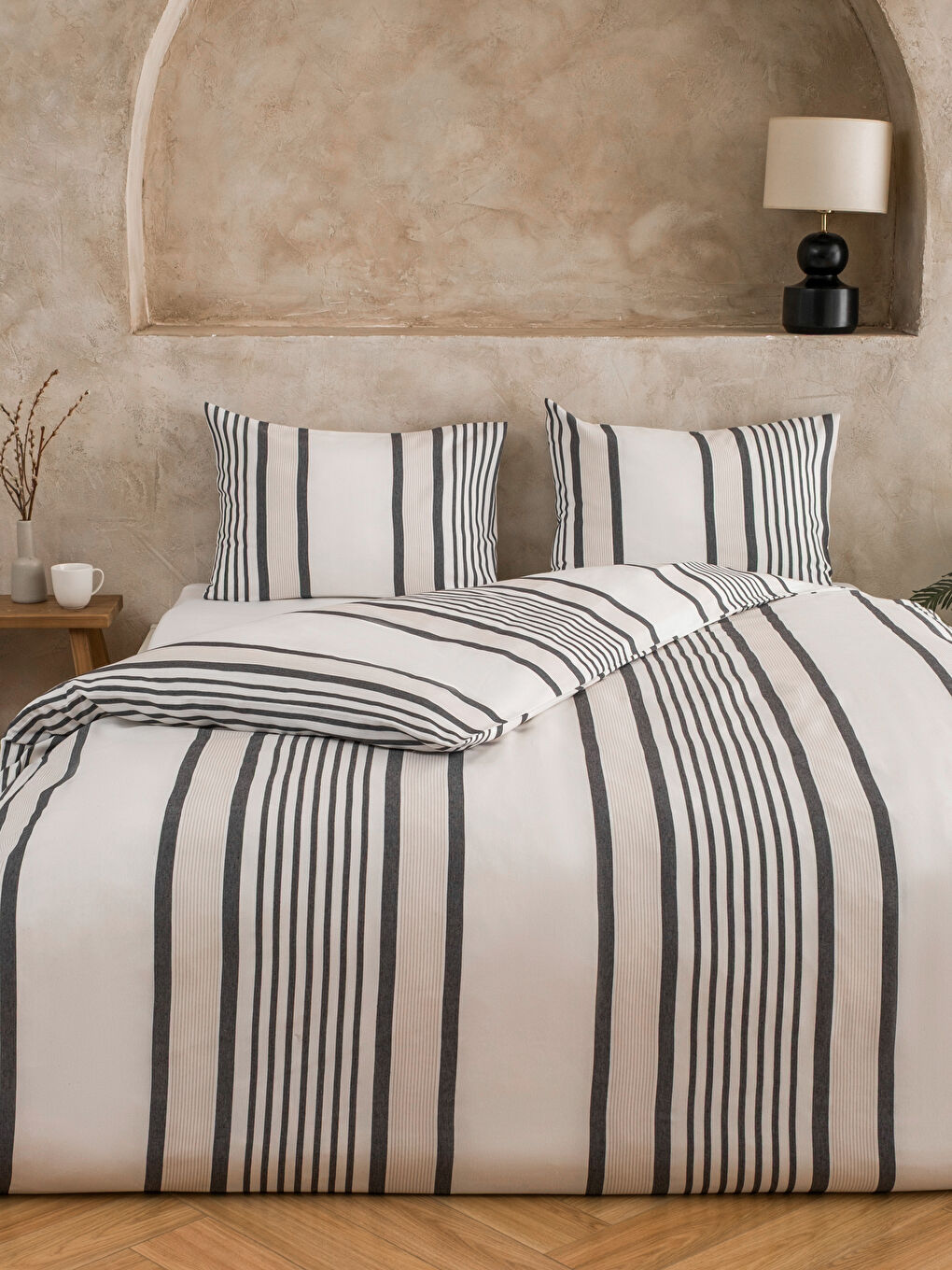 Siyah Çizgili Çift Kişilik Nevresim Seti