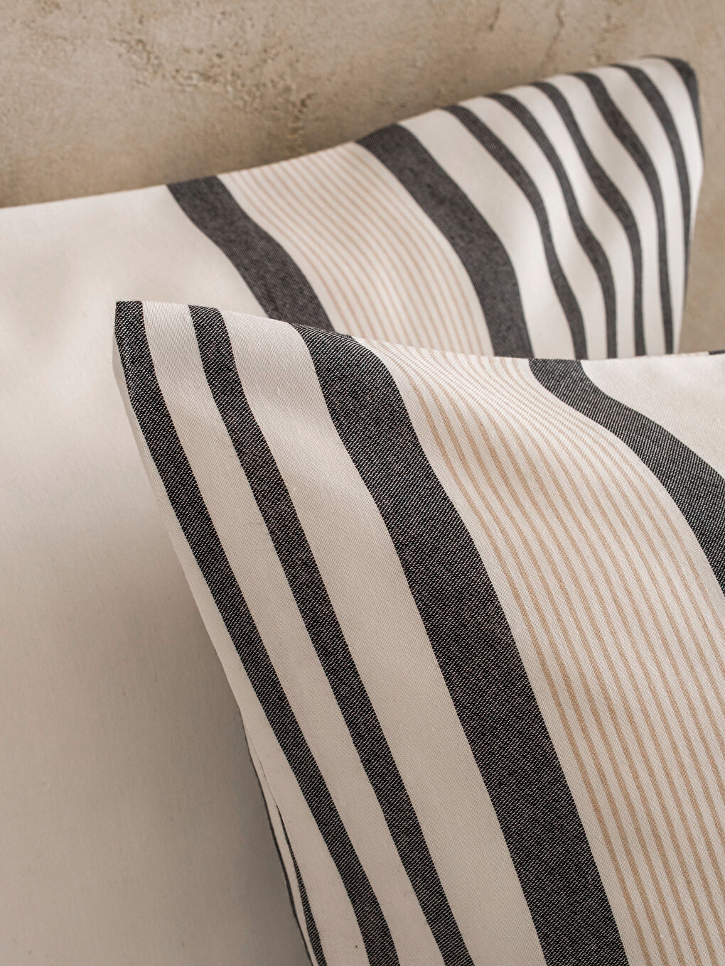 Siyah Çizgili Çift Kişilik Nevresim Seti-3