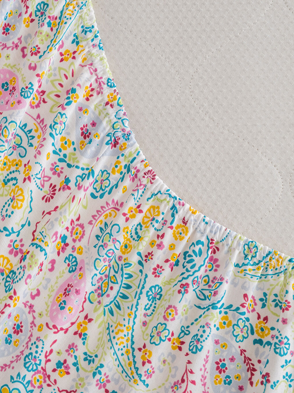 Çiçek Desenli Çift Kişilik Lastikli Çarşaf
-3