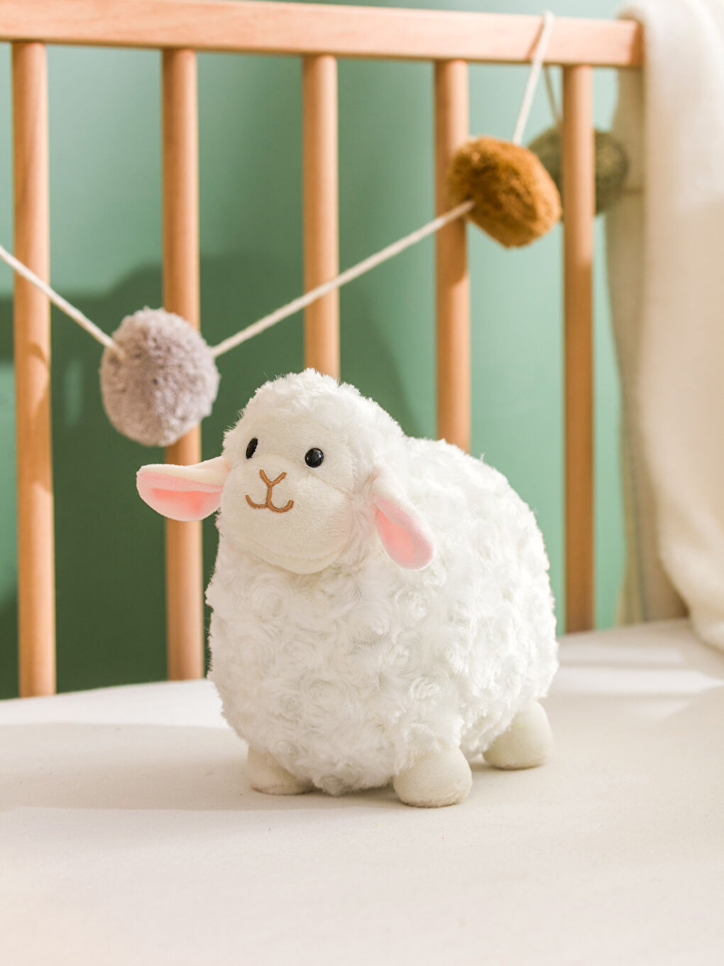 Ekru Kuzu Figürlü Pelüş Bebek Kırlent 18 cm