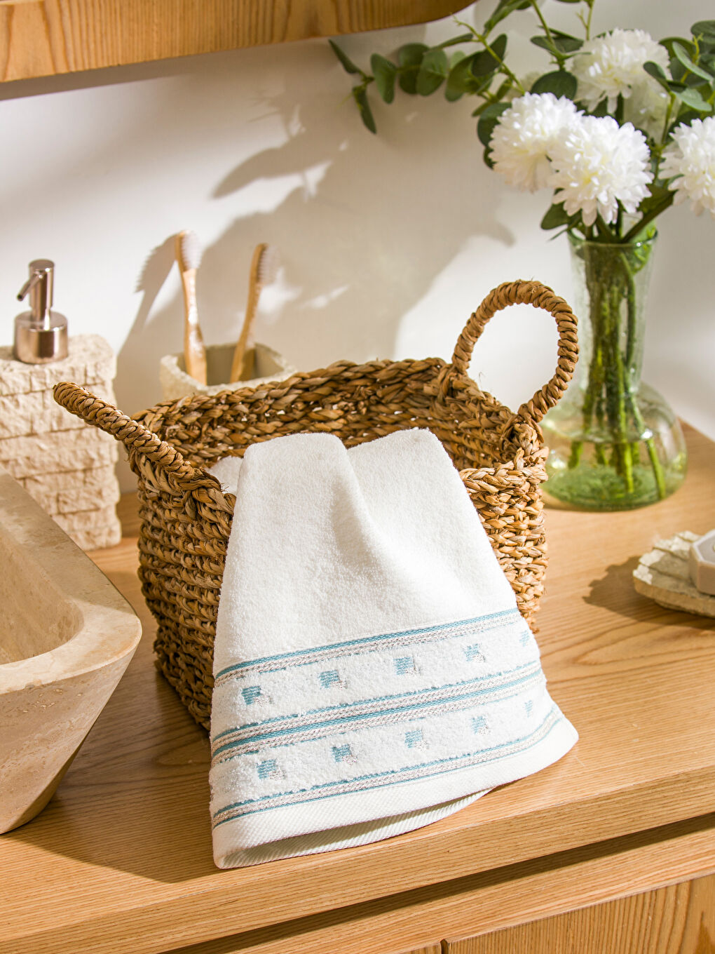 Ekru Nakışlı Pamuklu Yüz Havlusu 50x80 cm