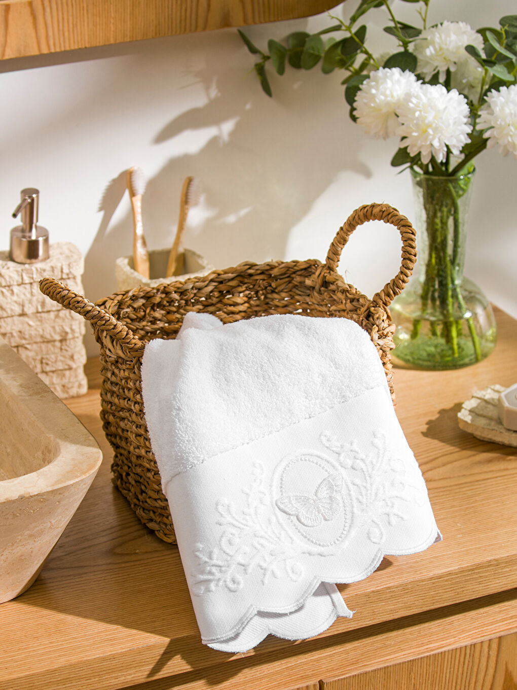 Beyaz Kelebek Nakışlı Pamuku Yüz Havlusu 50x80 cm