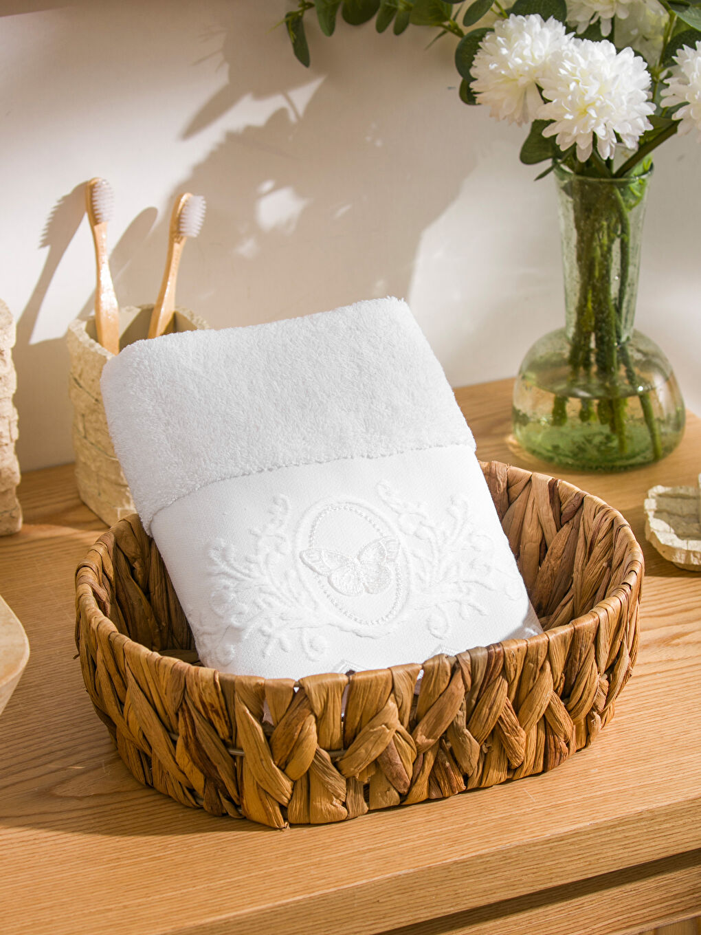 Beyaz Kelebek Nakışlı Pamuku Yüz Havlusu 50x80 cm-1