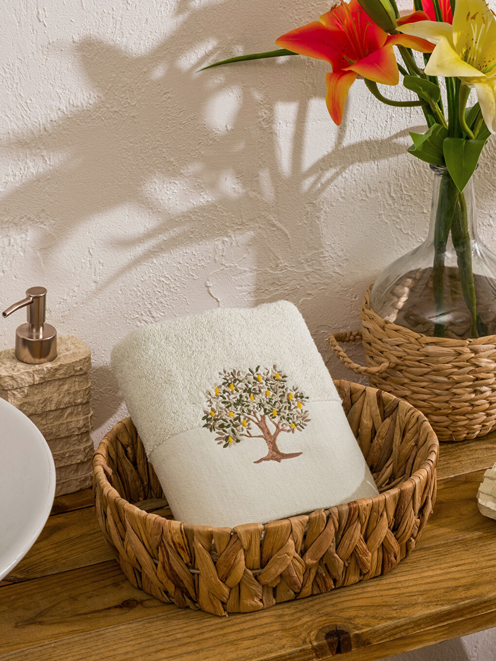 Yeşil Ağaç Nakışlı Yüz Havlusu 50x80 cm-1