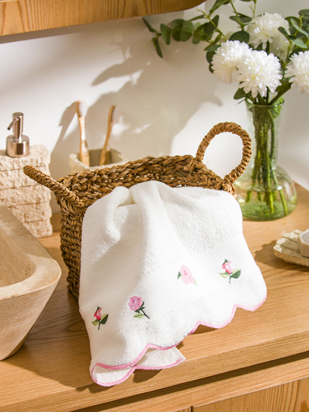 Ekru Çiçek Nakışlı Pamuklu Yüz Havlusu 50x80 cm