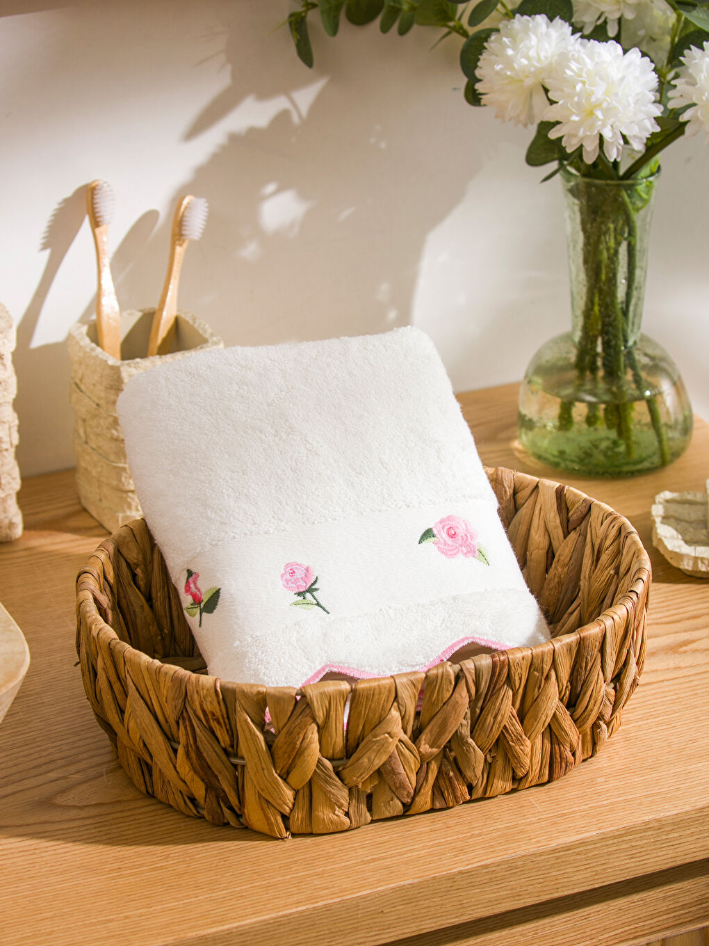 Ekru Çiçek Nakışlı Pamuklu Yüz Havlusu 50x80 cm-1