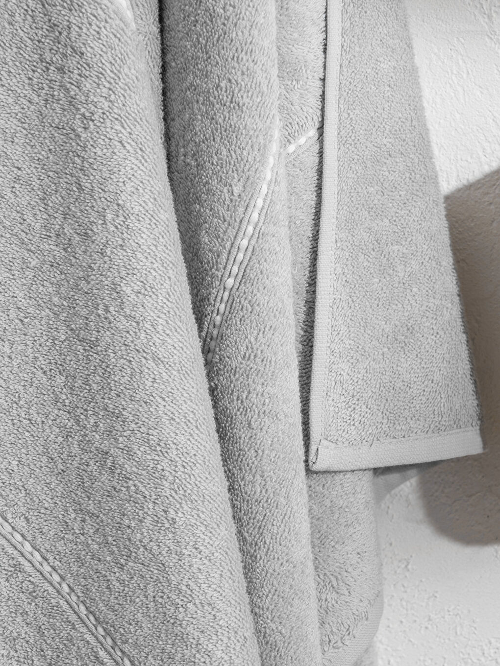 Indulge in the plush comfort of our Cotton Bath Towel, sized at 70x140 cm.-1