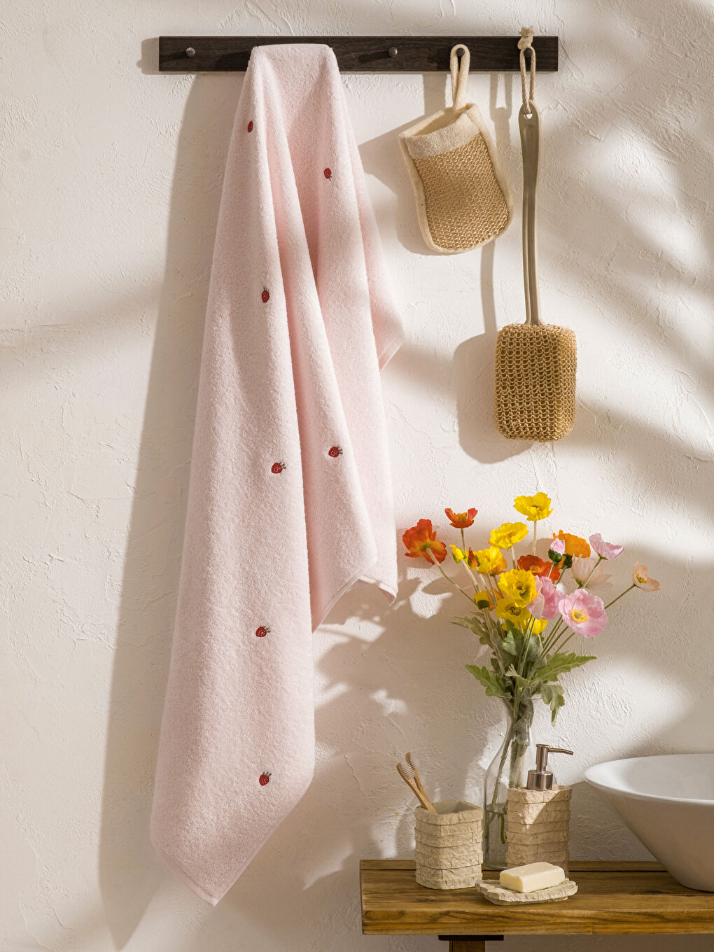Pembe Çilek Nakışlı Banyo Havlusu 70x140 cm