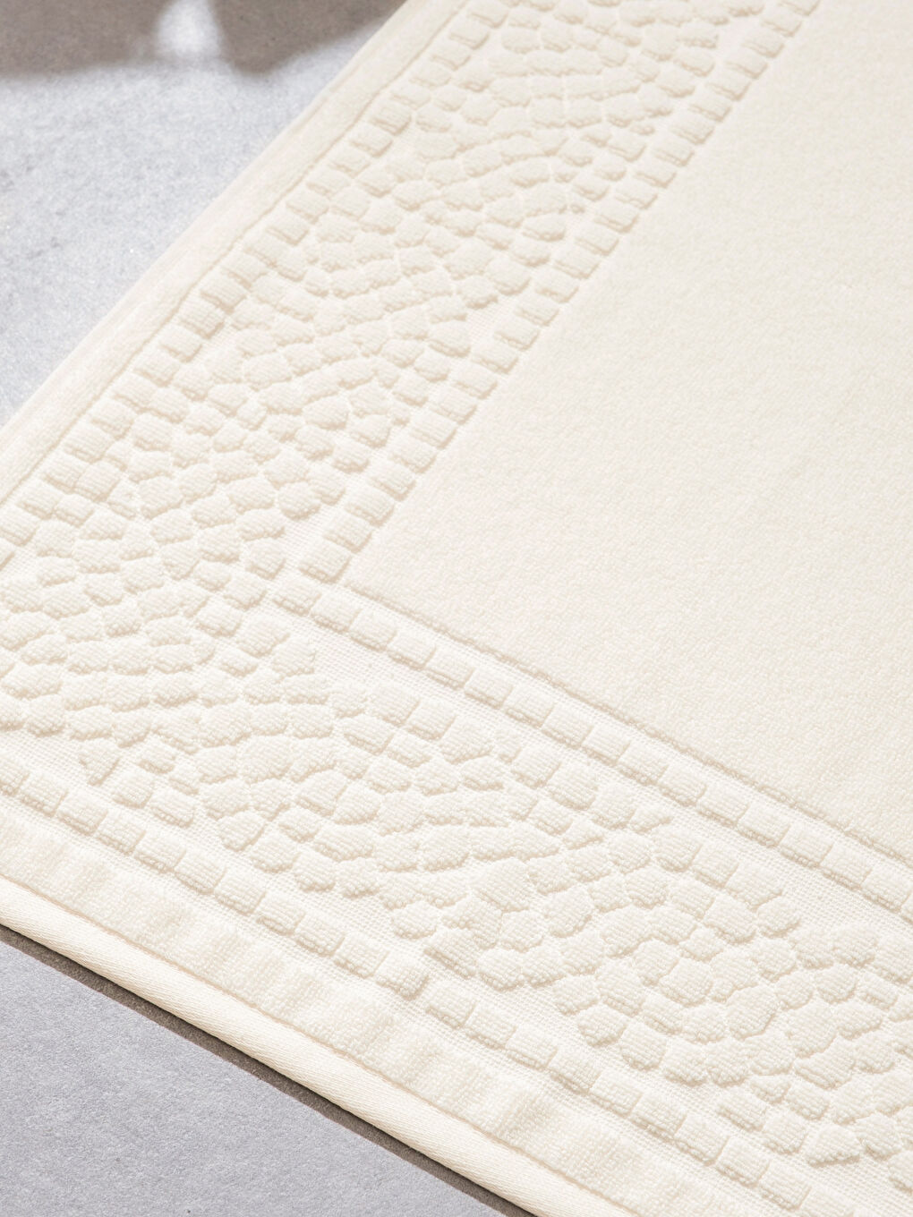 Ekru Geometrik Desenli Banyo Paspası 50x70 cm-1