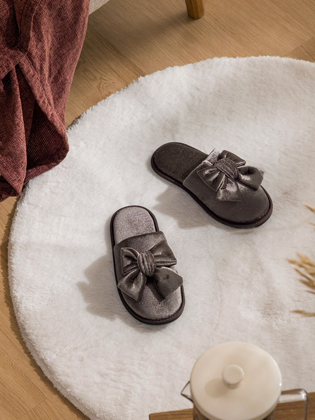 Kahverengi Fiyonk Figürlü Kadın Pelüş Ev Terliği