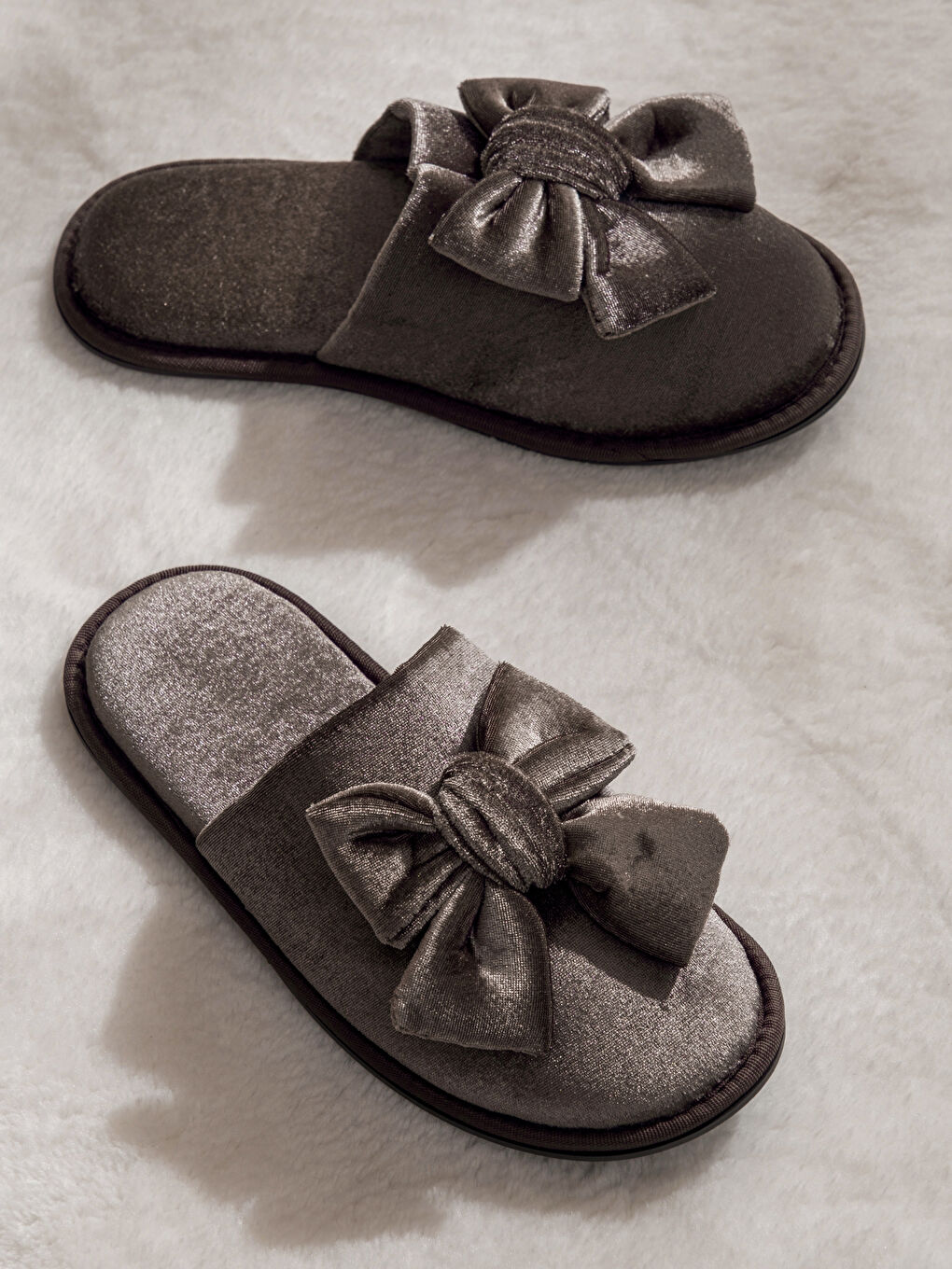 Kahverengi Fiyonk Figürlü Kadın Pelüş Ev Terliği-1