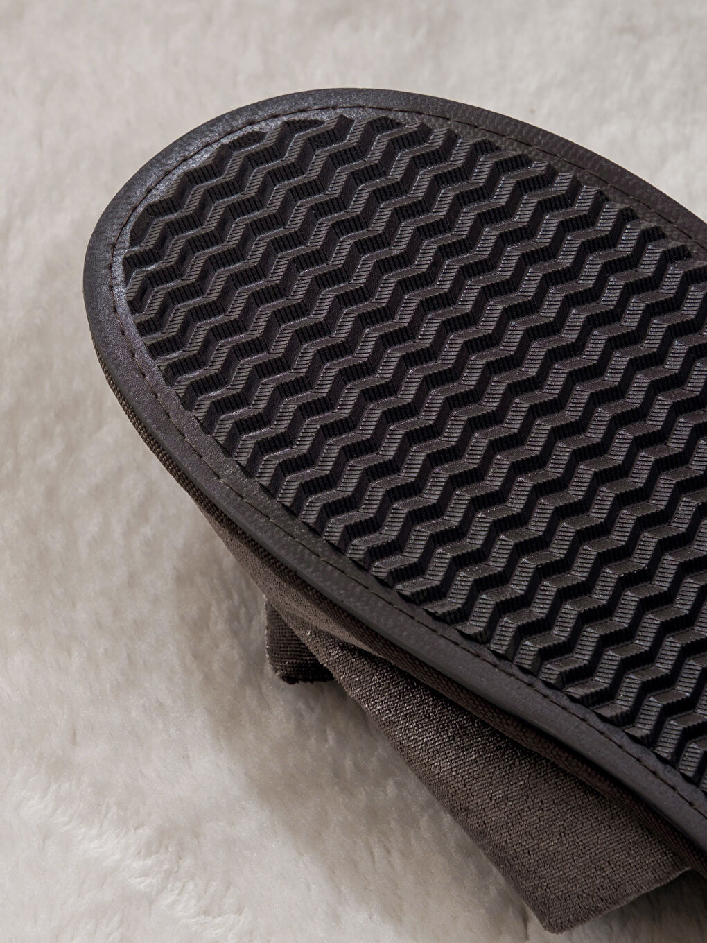 Kahverengi Fiyonk Figürlü Kadın Pelüş Ev Terliği-4