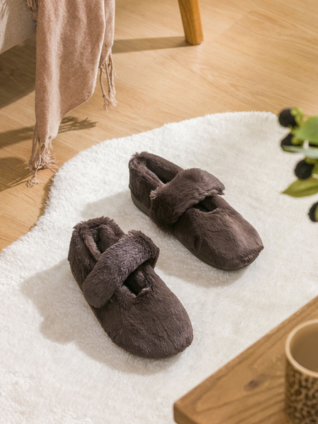 Kahverengi Kadın Pelüş Ev Ayakkabısı