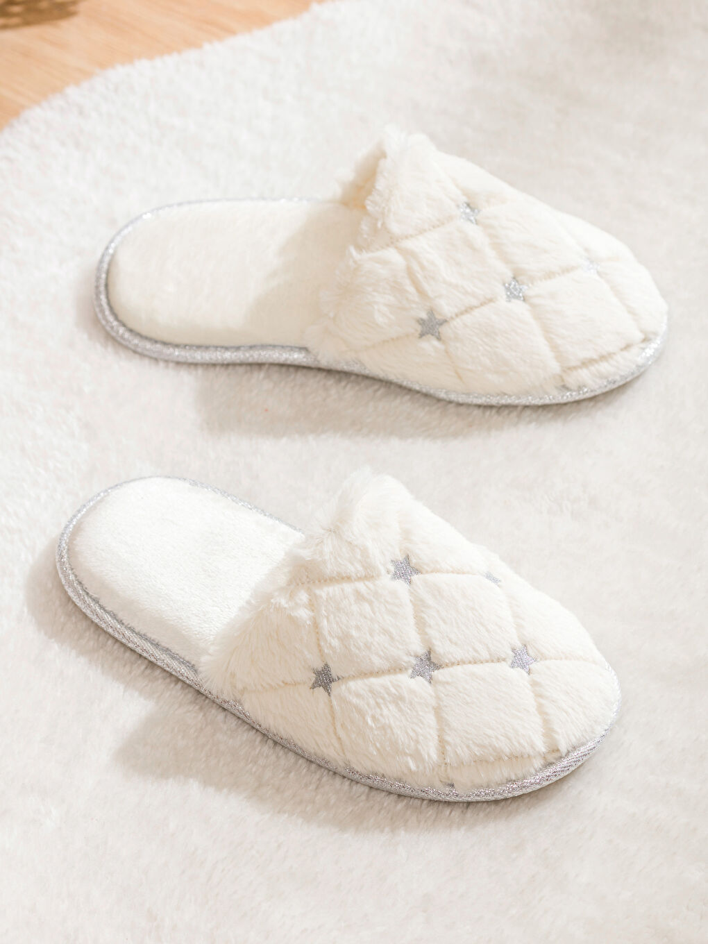 Ekru Kadın Pelüş Ev Terliği-1