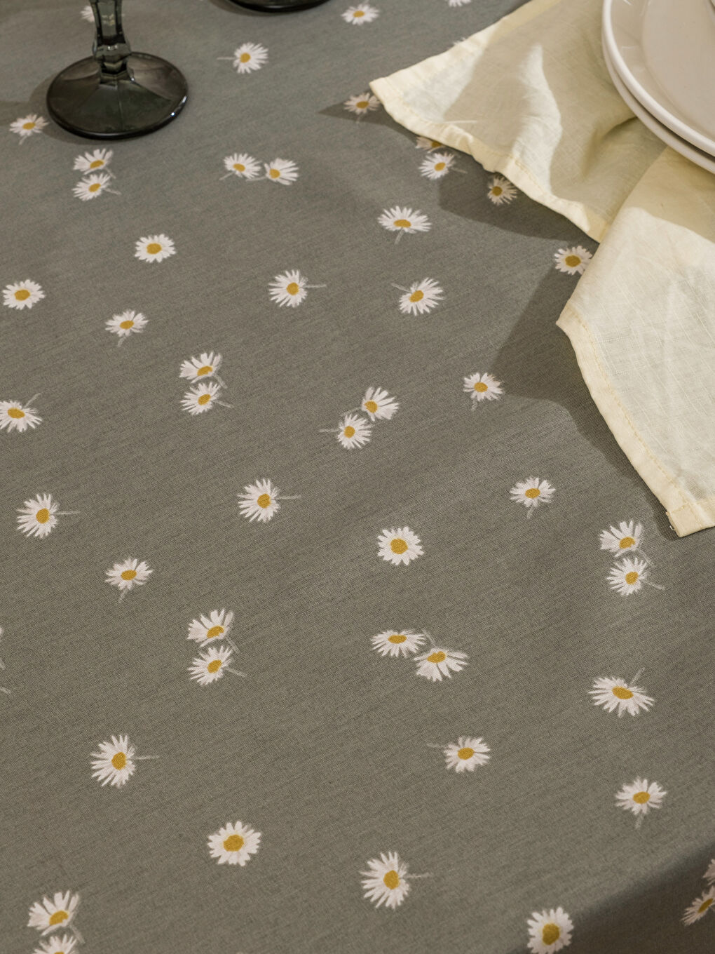 Karışık Çiçek Desenli Masa Örtüsü 150x200 cm-2