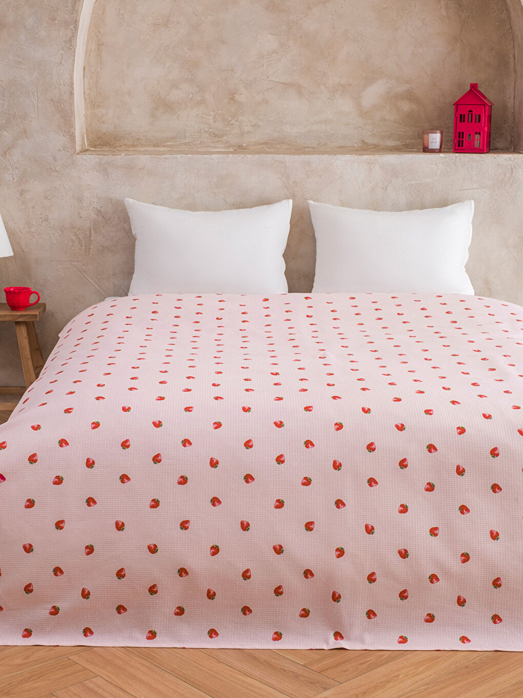 Pembe Çilek Nakışlı Pamuklu Çift Kişilik Pike