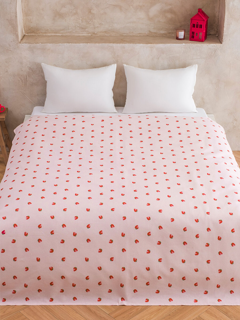 Pembe Çilek Nakışlı Pamuklu Çift Kişilik Pike-1