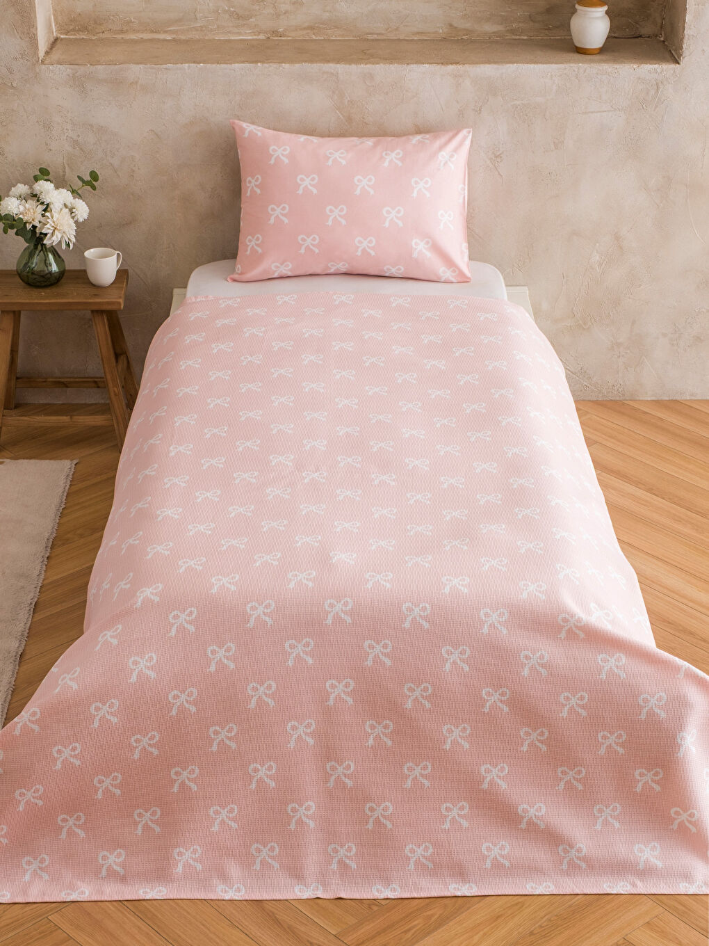 Pembe Fiyonk Desenli Tek Kişilik Pike Seti-1