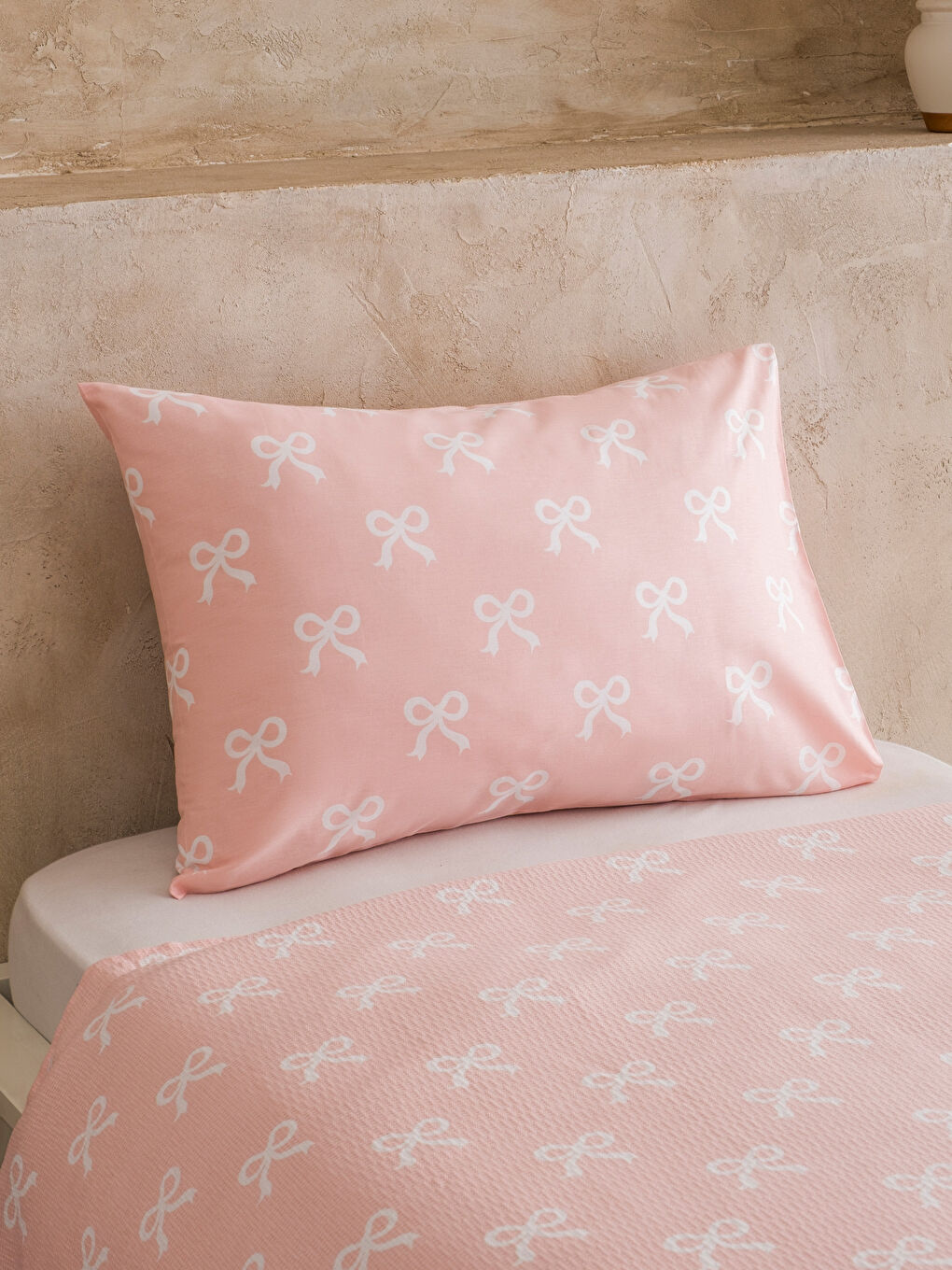 Pembe Fiyonk Desenli Tek Kişilik Pike Seti-2