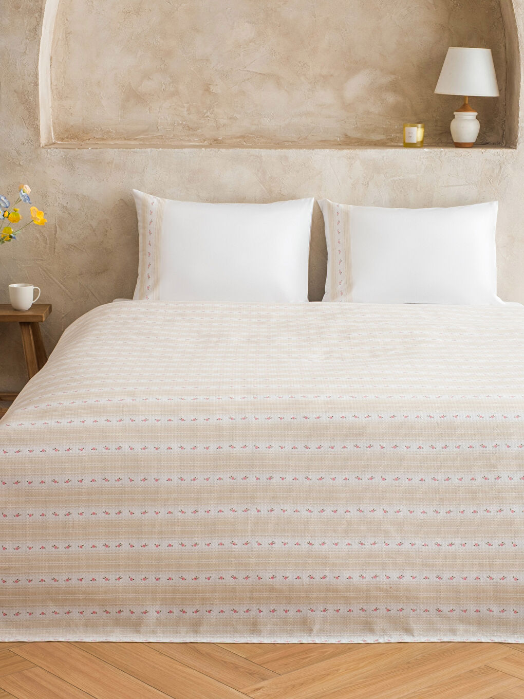 Bej Çiçek Desenli Pamuklu Çift Kişilik Pike Seti