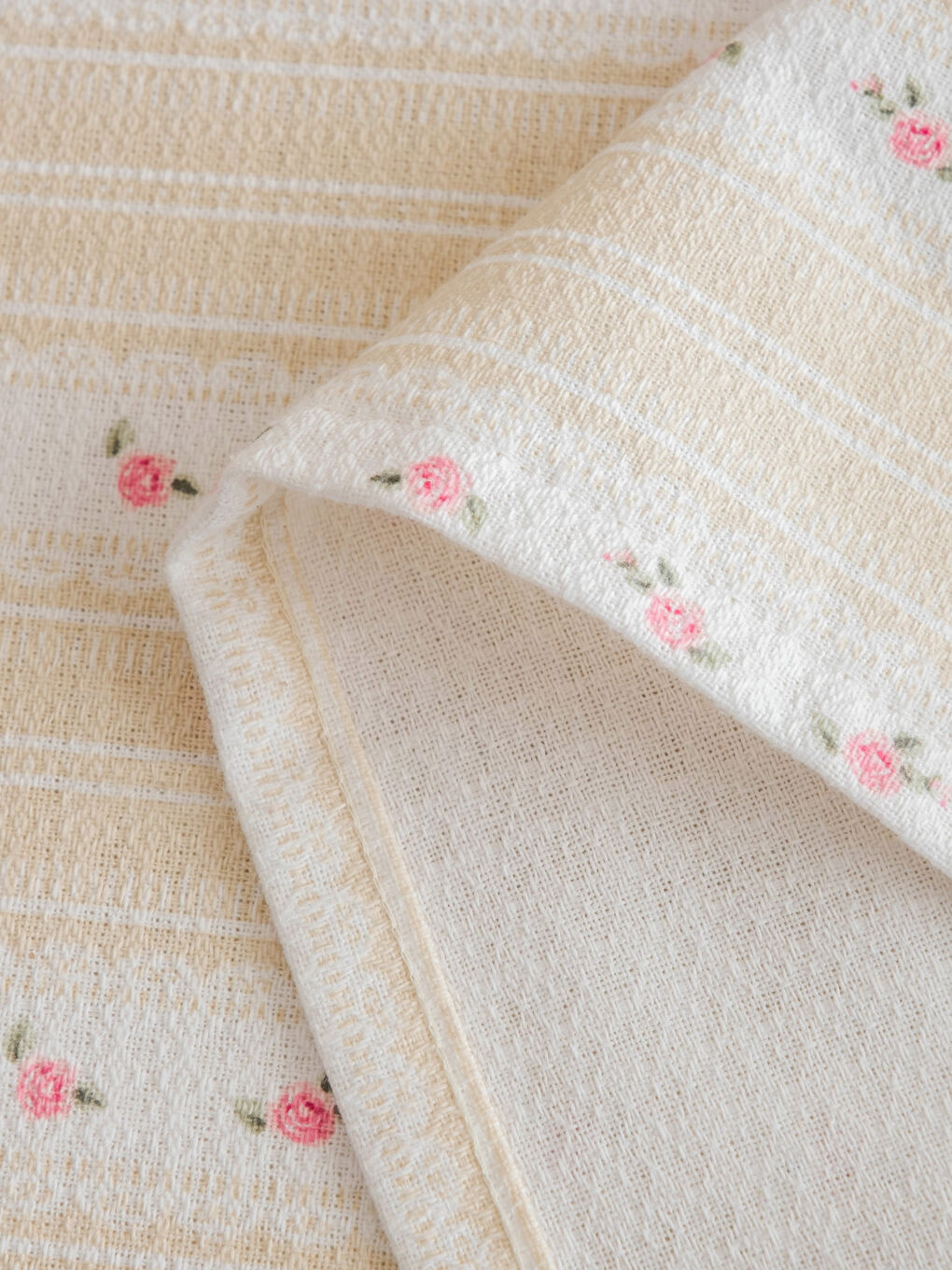 Bej Çiçek Desenli Pamuklu Çift Kişilik Pike Seti-5