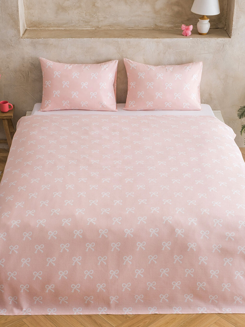 Pembe Fiyonk Desenli Pamuklu Çift Kişilik Pike Seti-1