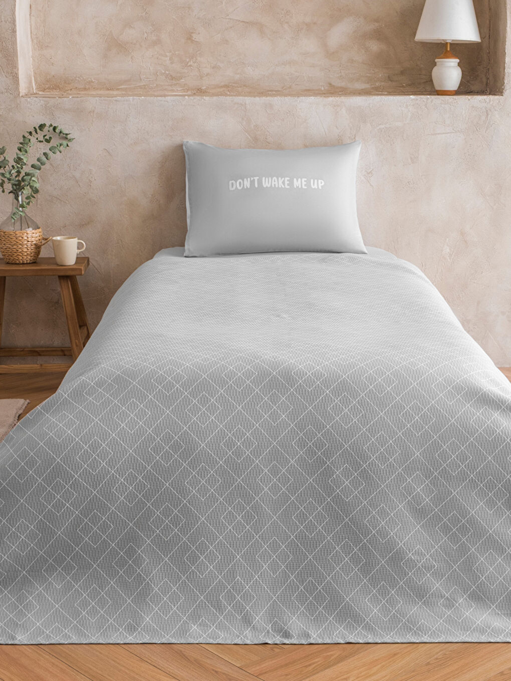 Gri Slogan Baskılı Tek Kişilik Pike Takımı