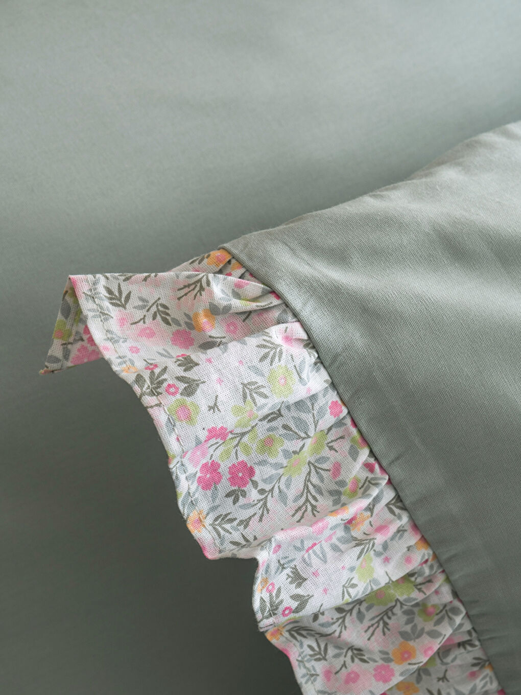 Karışık Çiçek Desenli Çift Kişilik Pike Takımı-3