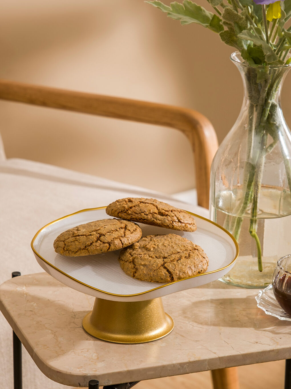 Beyaz Asimetrik Kenar Detaylı Ayaklı Sunumluk 21 cm-1