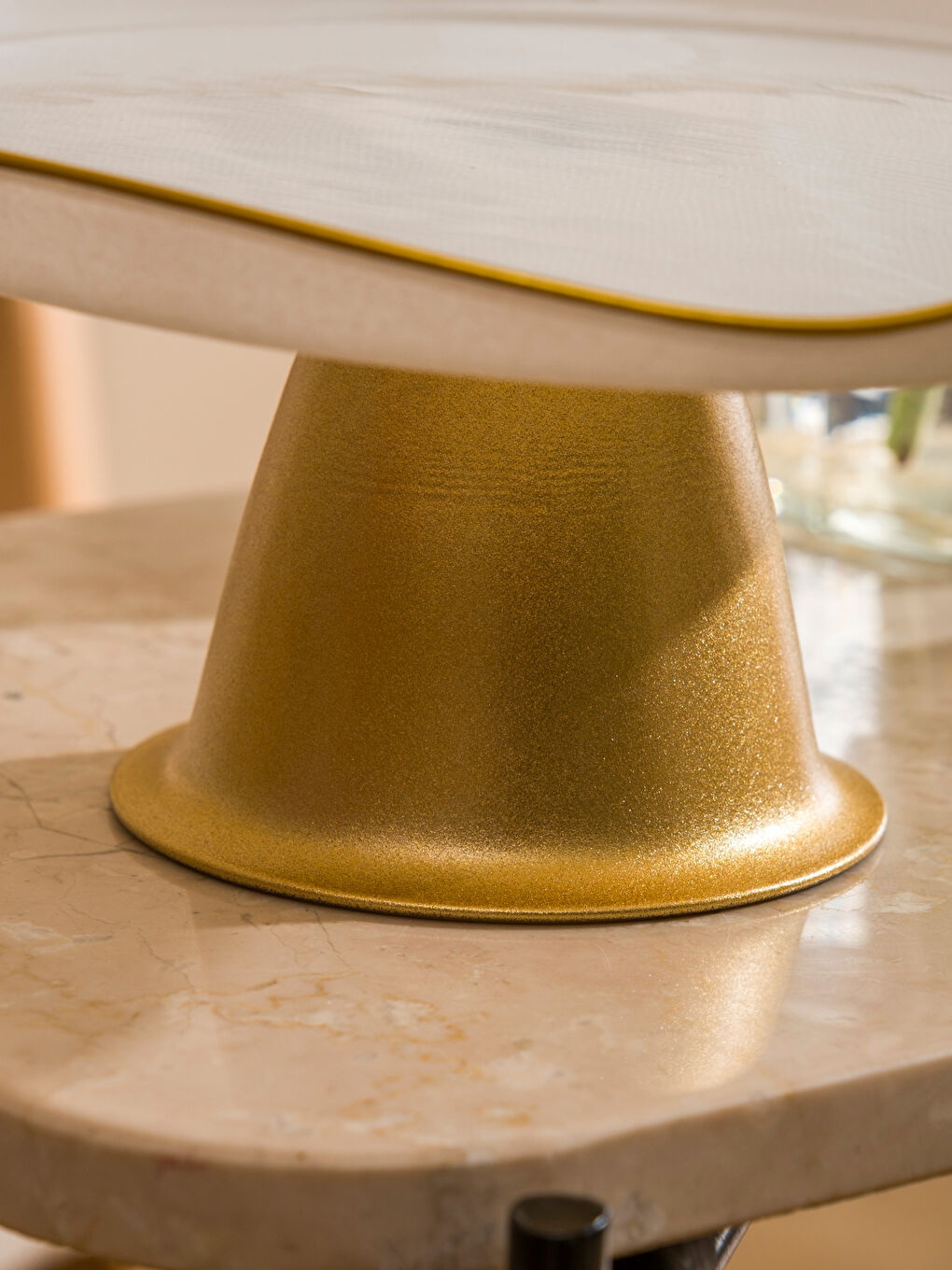 Beyaz Asimetrik Kenar Detaylı Ayaklı Sunumluk 21 cm-3