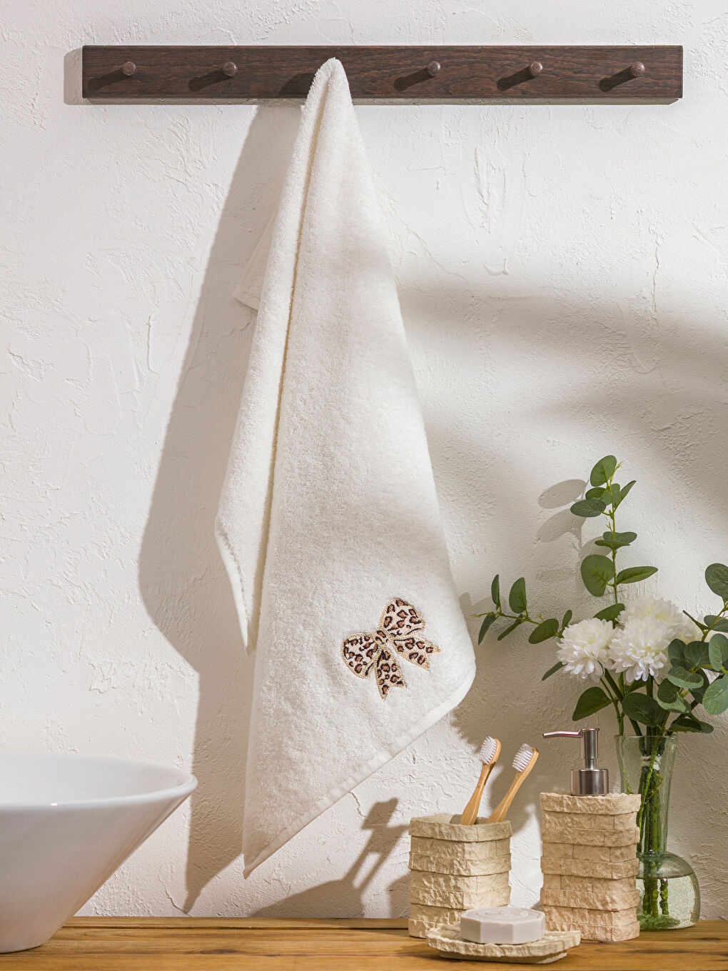 Ekru Fiyonk Nakışlı Yüz Havlusu 90x165 cm-1