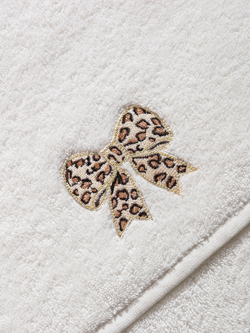 Ekru Fiyonk Nakışlı Yüz Havlusu 90x165 cm-3