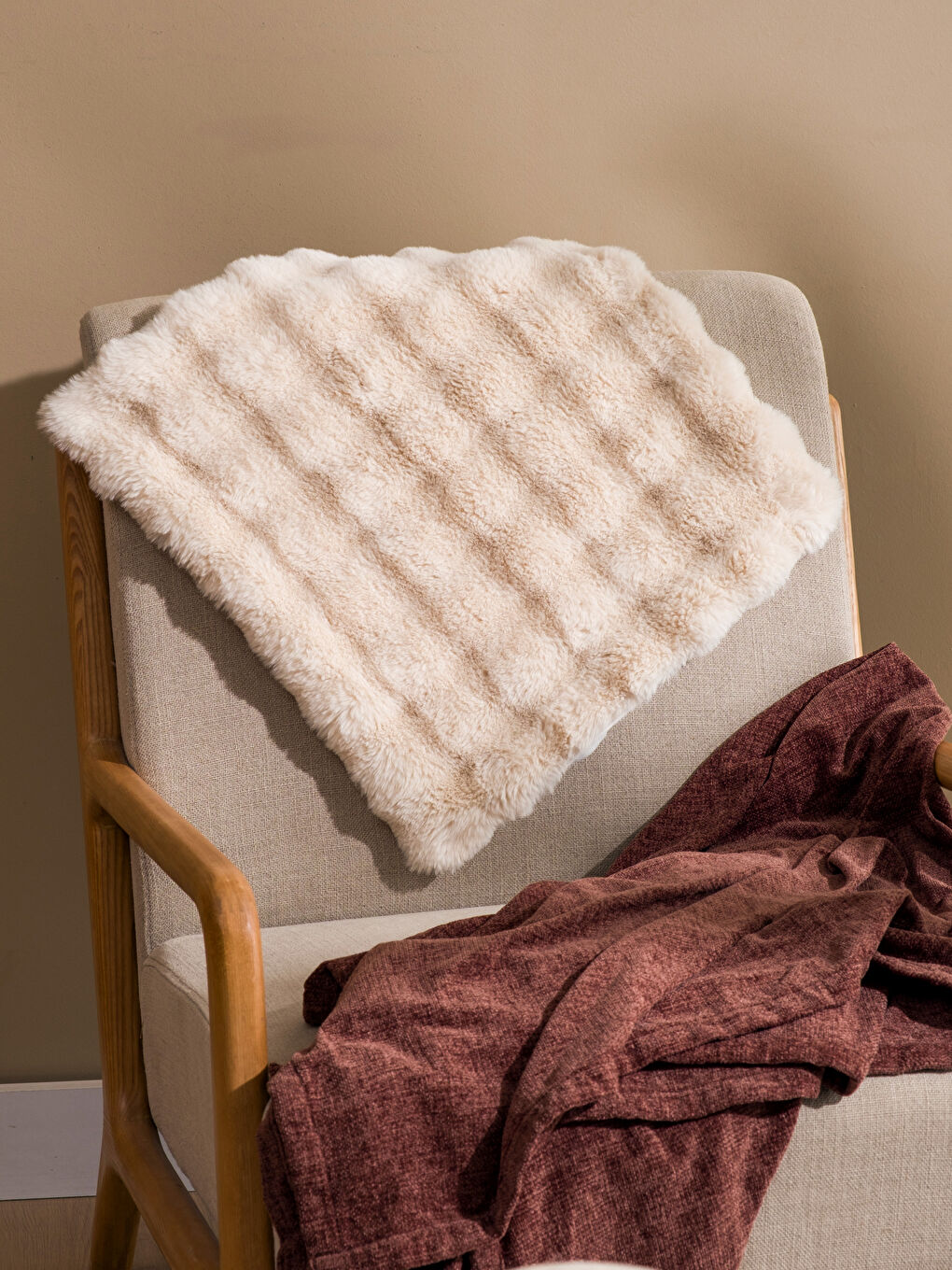 Ekru Pelüş Kırlent Kılıfı 45x45 cm-1